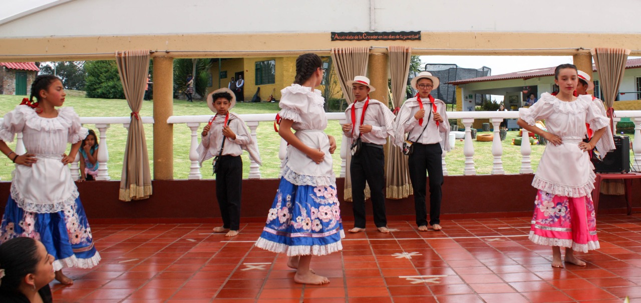 Presentación cultural estudiantil en patio cubierto