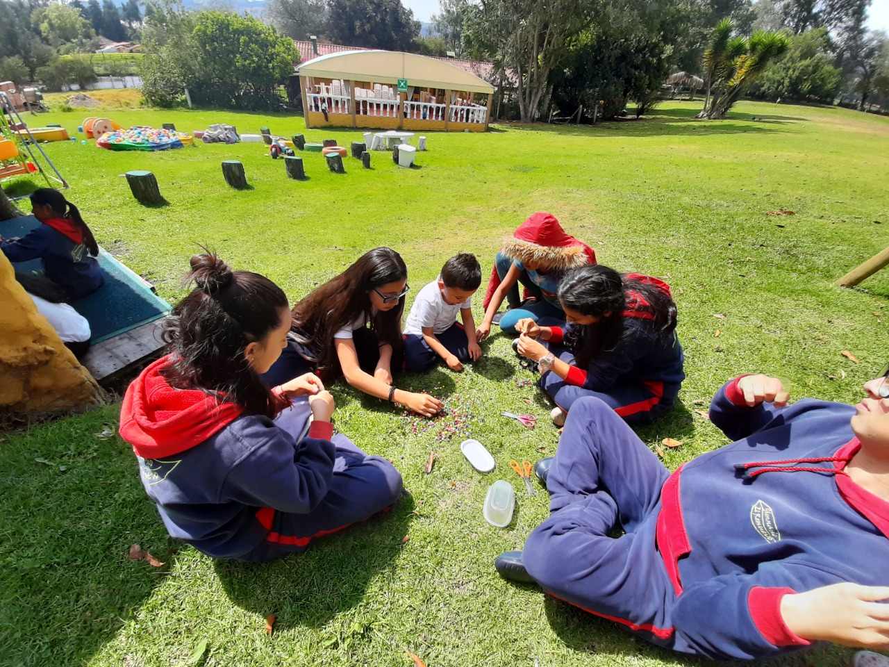 Niños participando en actividad al aire libre