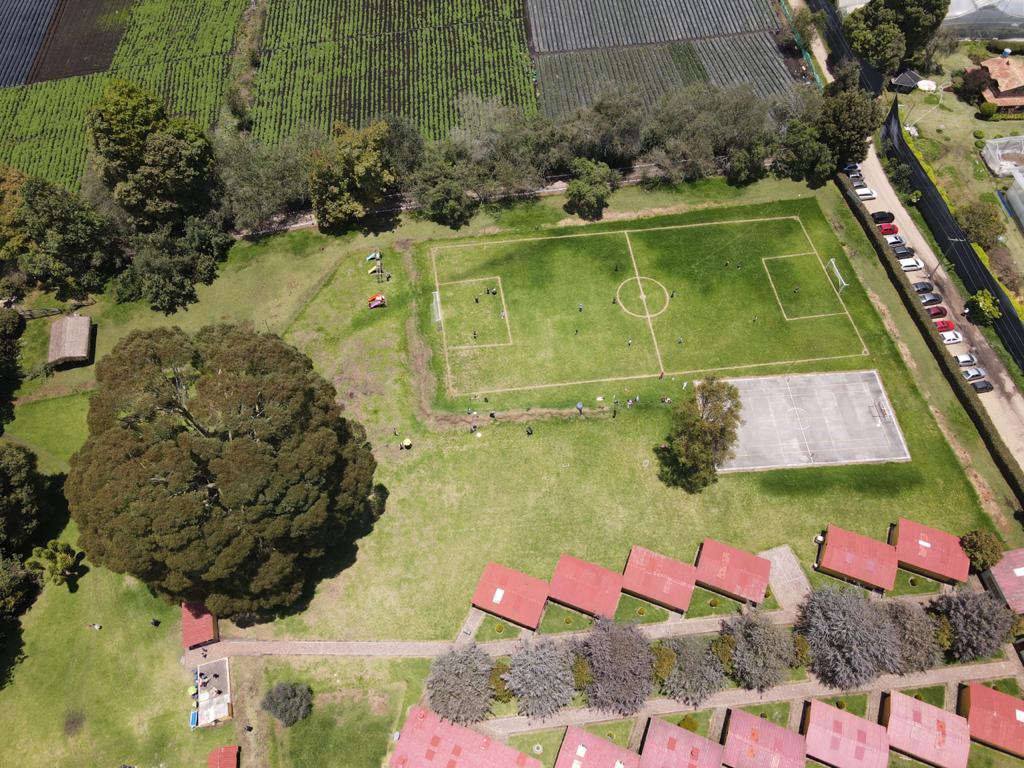 Vista aérea de las canchas y edificios del colegio