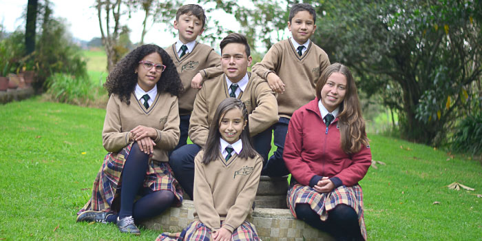 Niños del colegio en zona verde del campus